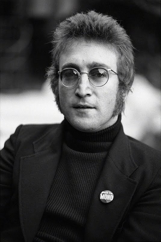 ג'ון לנון עם סיכת Back To Mono